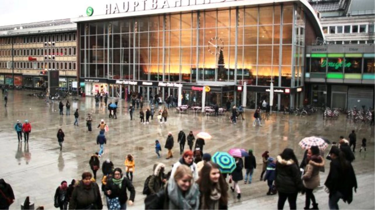 Köln\'deki Toplu Taciz Davasında Skandal İfadeler: Yanağımdan Boynuma Kadar Yaladı