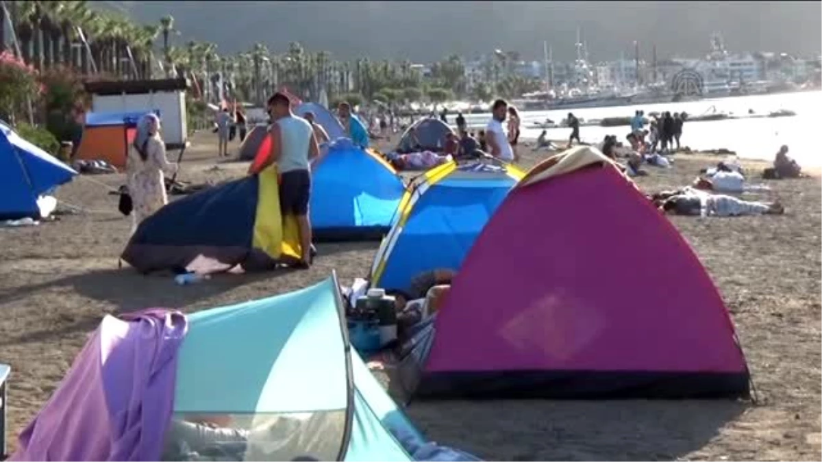 Otellerde Yer Kalmadı, Tatilciler Plajlarda Kalıyor