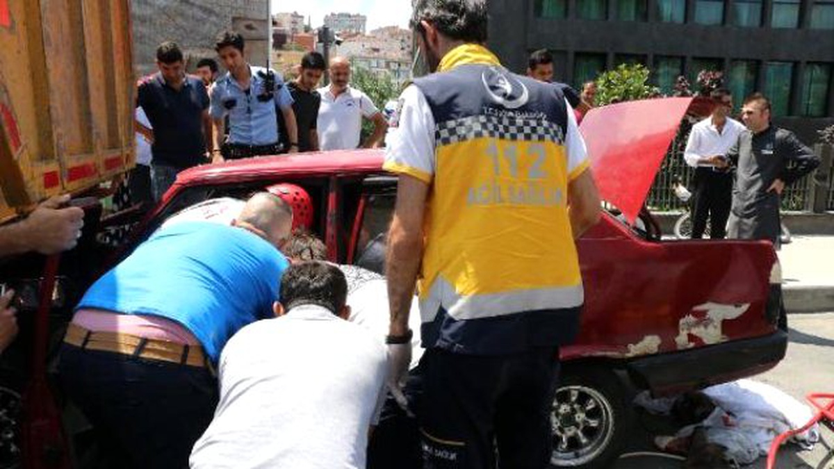 Otomobil Sürücüsü Park Halindeki Hafriyat Kamyonunun Altına Girdi