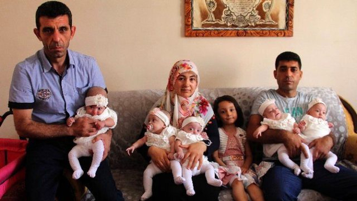Bayramda Misafirlerini Beşizleriyle Ağırlıyorlar