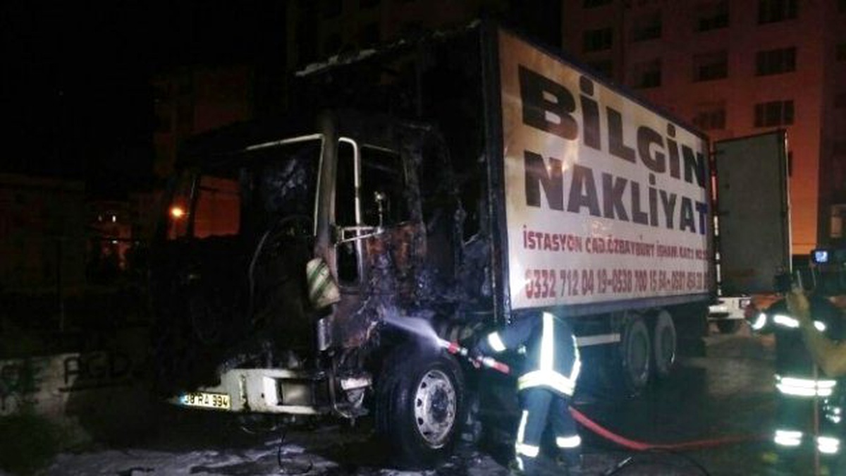 Parasını Alamadı, Eskiden Çalıştığı Firmanın Kamyonunu Yaktı