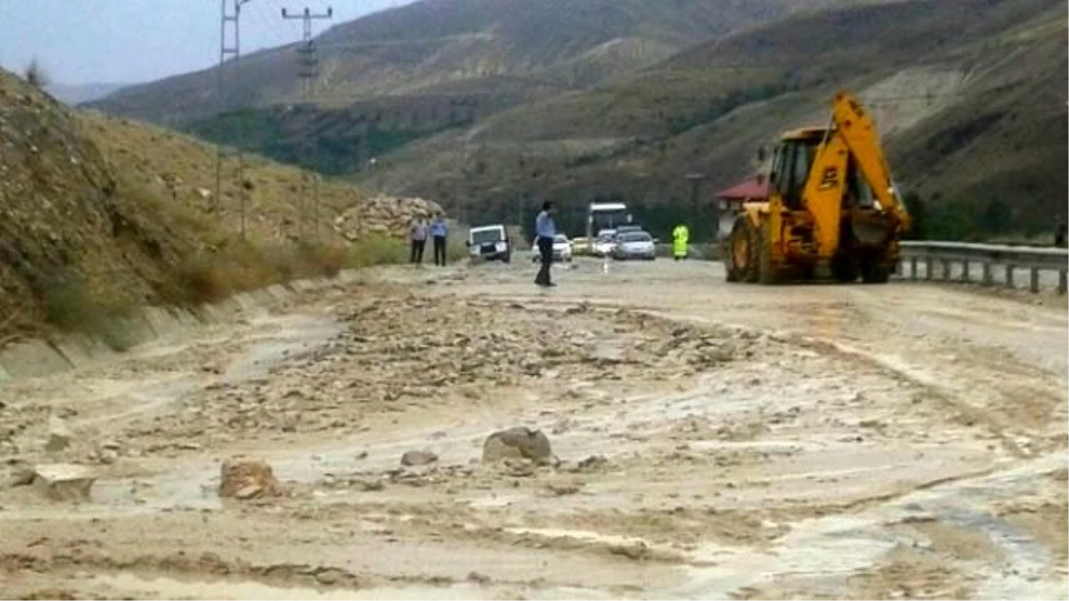 Sağanak Yağış, Malatya-Kayseri Karayolunu Ulaşıma Kapattı