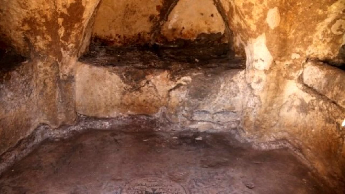 Şanlıurfa\'da Kaya Mezarları ve Mozaikler Bulundu
