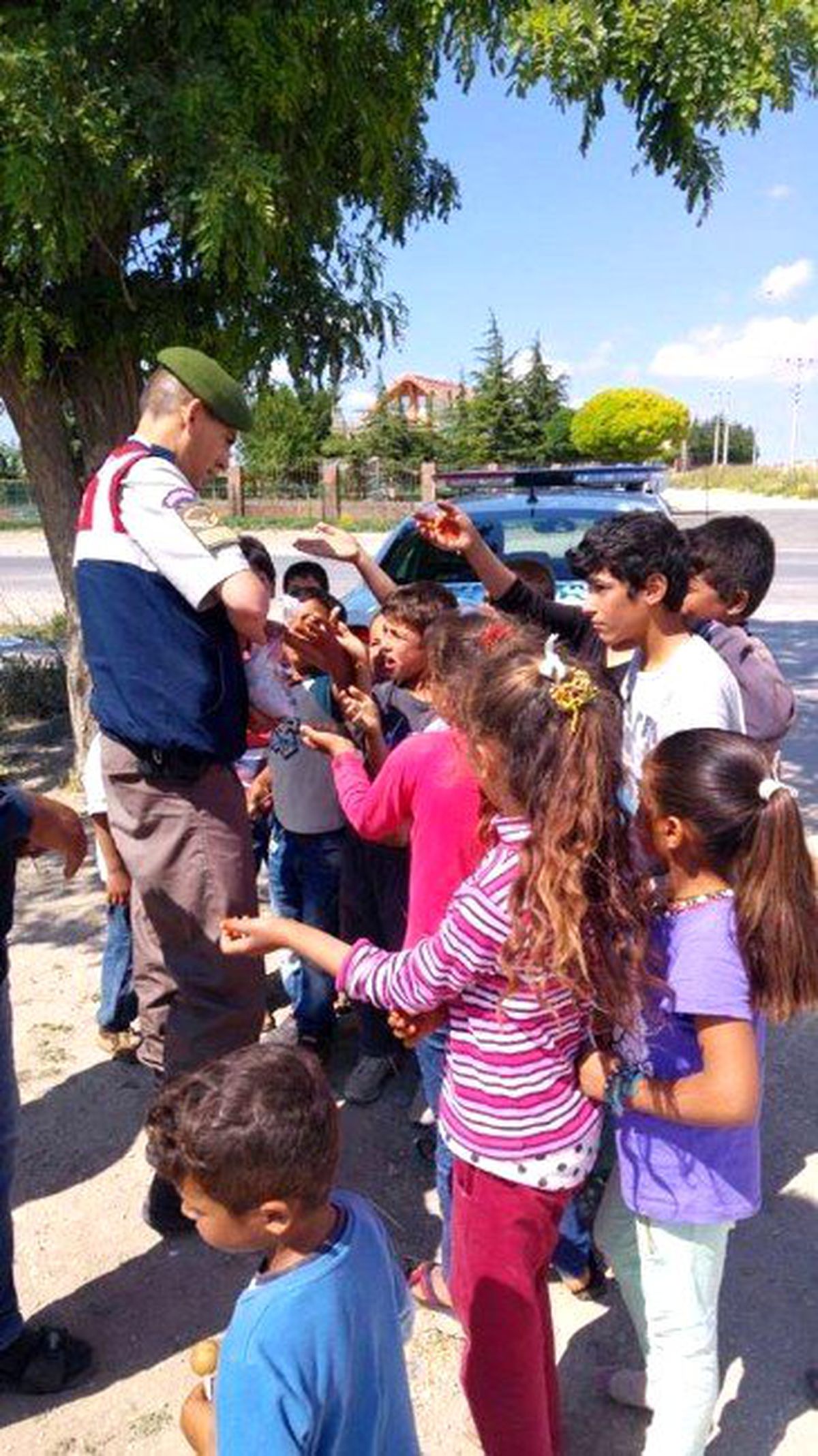 Tepebaşı İlçe Jandarma Mevsimlik İşçilerle Bayramlaştı