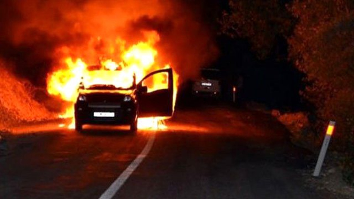 Tunceli\'de Teröristler Yol Kesip Araç Yaktı