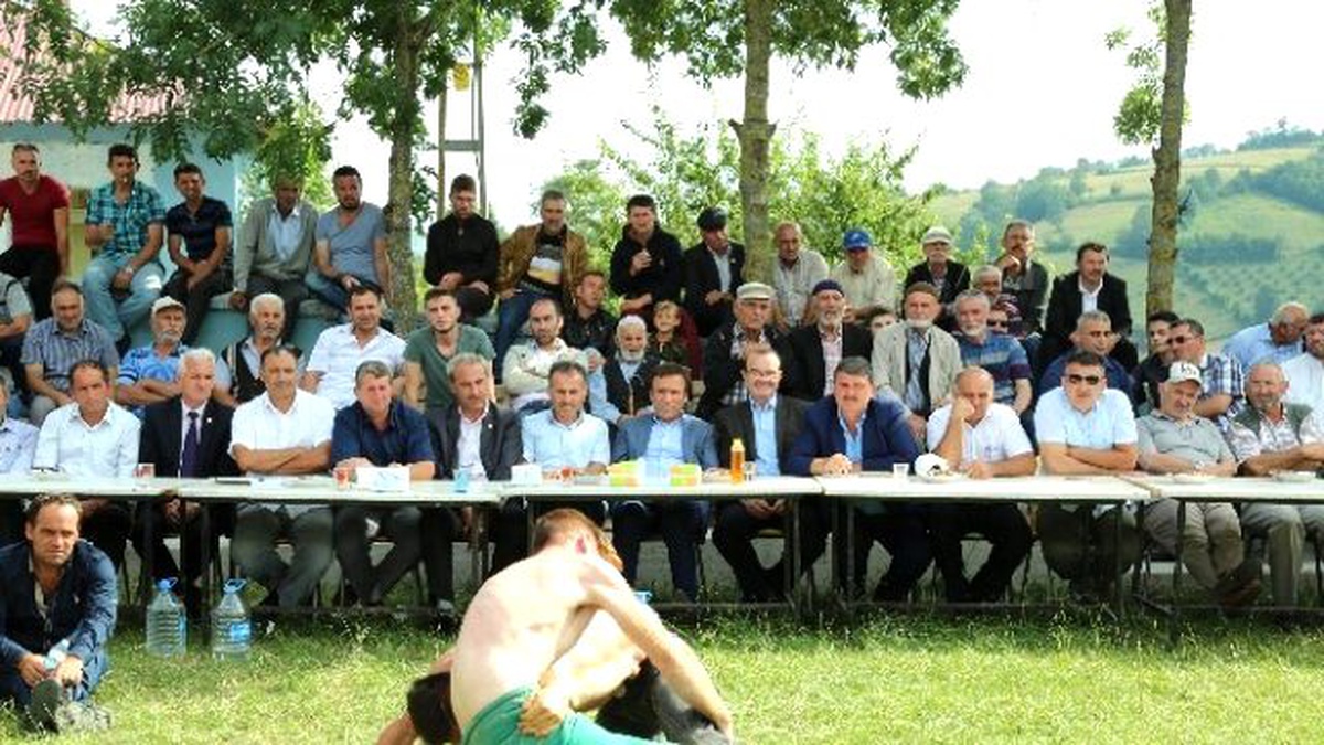 Tuzaklı\'da Geleneksel Bayram Güreşleri