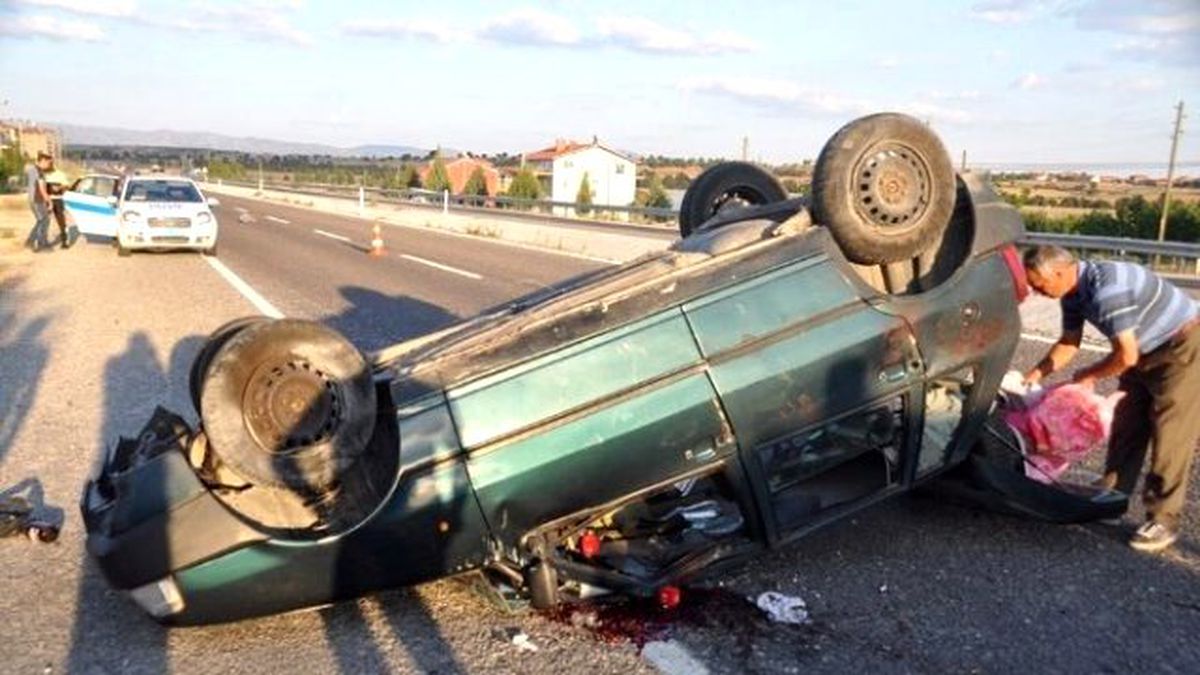 Uşak\'ta Trafik Kazası; 1 Ölü, 2 Yaralı