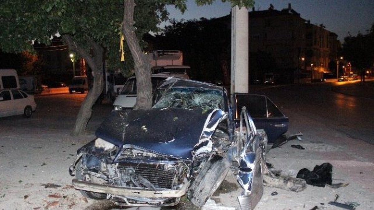 Virajı Alamayan Otomobil Ağaç ile Direk Arasına Sıkıştı: 1 Ağır Yaralı