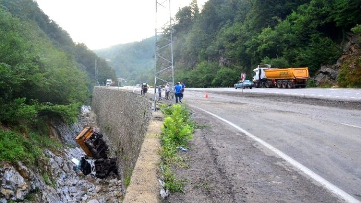 Zonguldak\'ta Tır Dereye Uçtu: 1 Yaralı