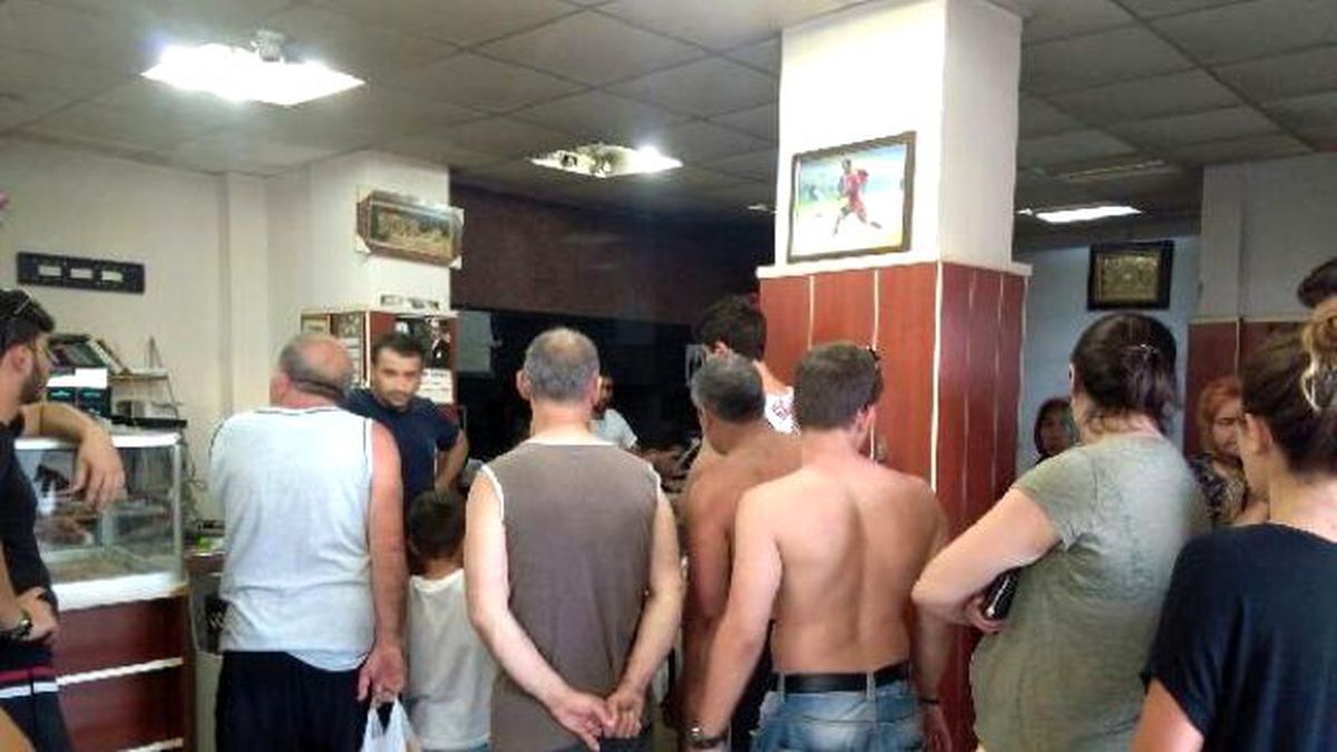 2 Bin 500 Nüfuslu Avşa\'ya 130 Bin Tatilci Geldi, Yiyecek Sıkıntısı Yaşandı