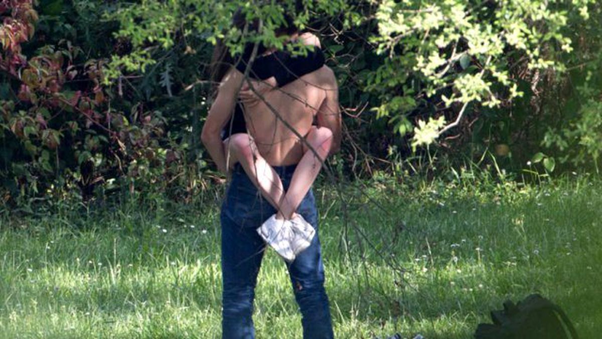 Açık Alanda Cinsel İlişkiye Girdiler