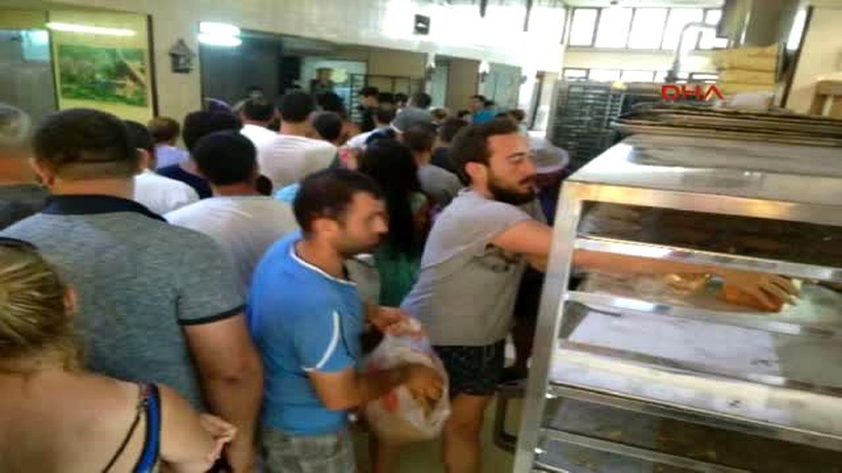 Balıkesir 2 Bin 500 Kişinin Yaşadığı Avşa'ya 130 Bin Kişi Gelince Yiyecek Sıkıntısı Baş Gösterdi