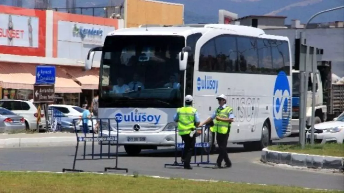 Turistik İlçeye Girişi Önlemek İçin Polis Barikat Kurdu