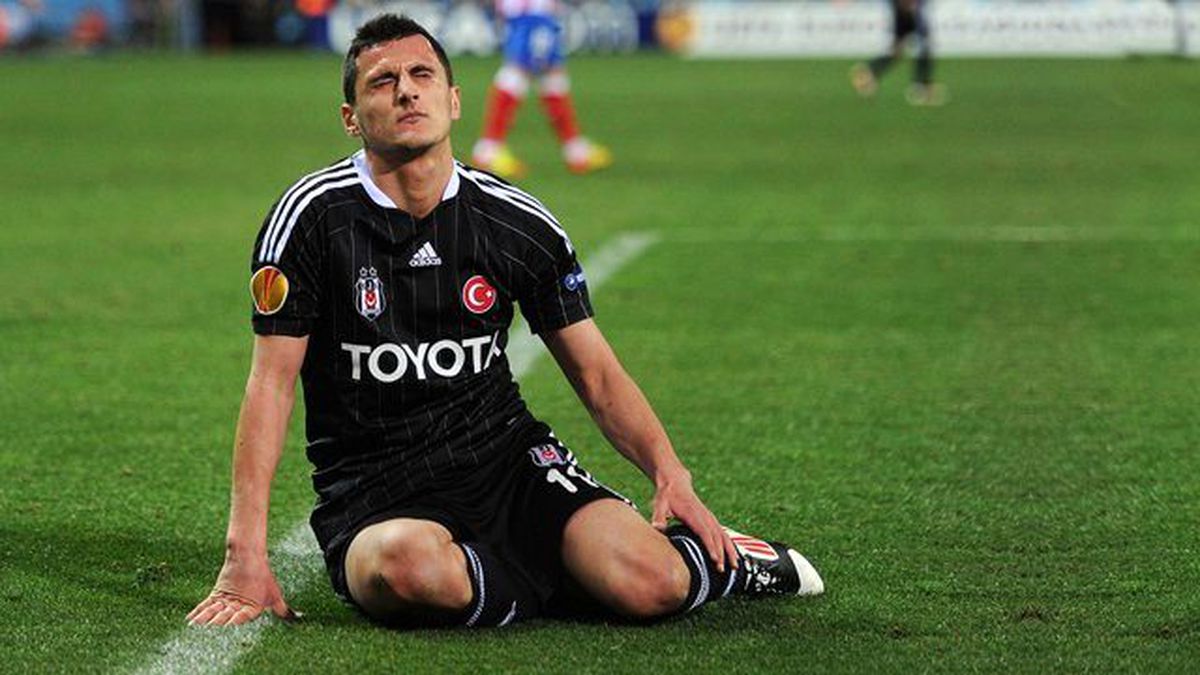 Beşiktaş'ta Mustafa Pektemek'in Sakatlanması Sosyal Medyada Olay Oldu