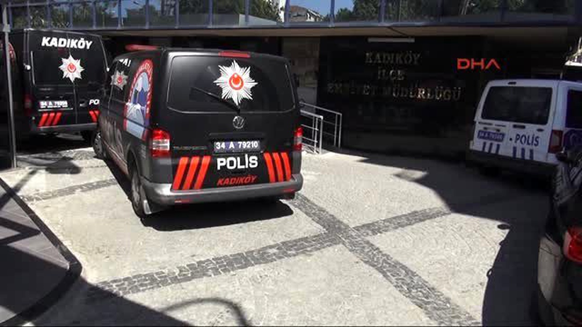 Kadıköy\'de Lüks Otomobil Makyajıyla Uyuşturucu Servisi