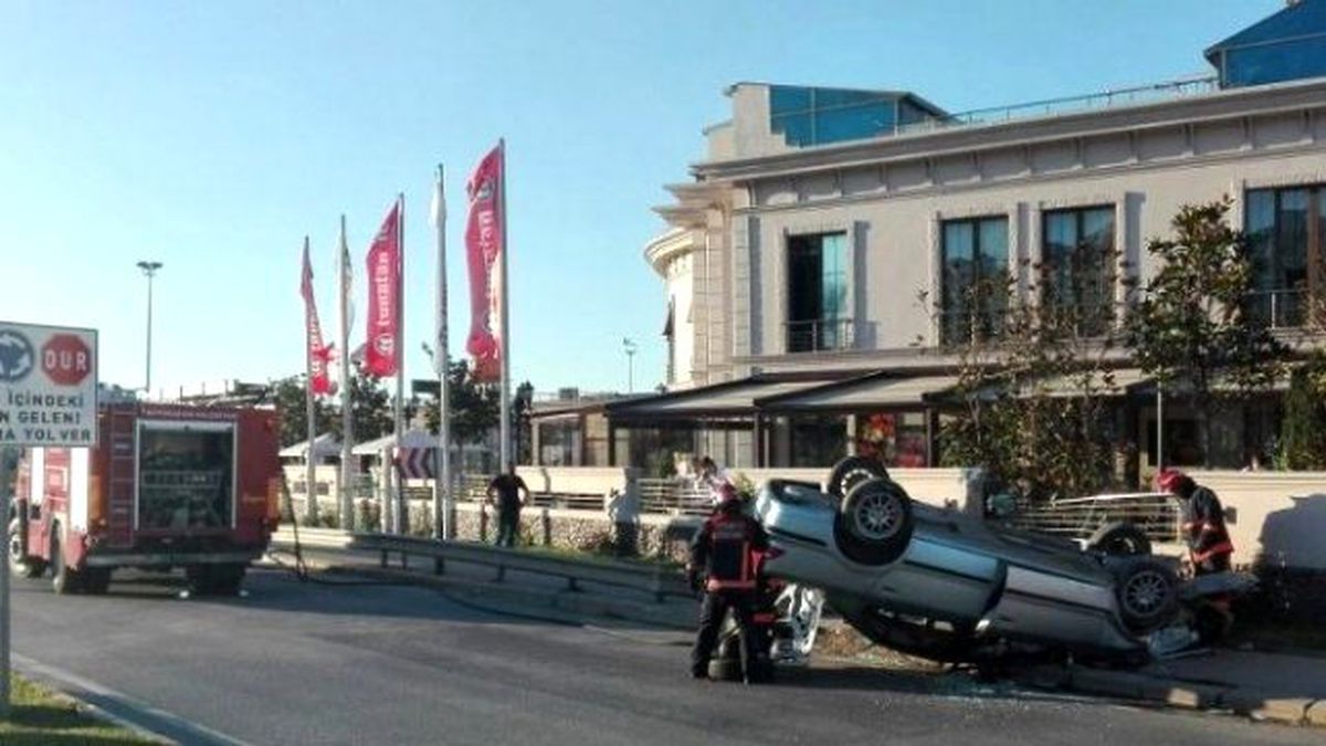 Sakarya\'da Otomobil Ters Döndü: 1 Yaralı