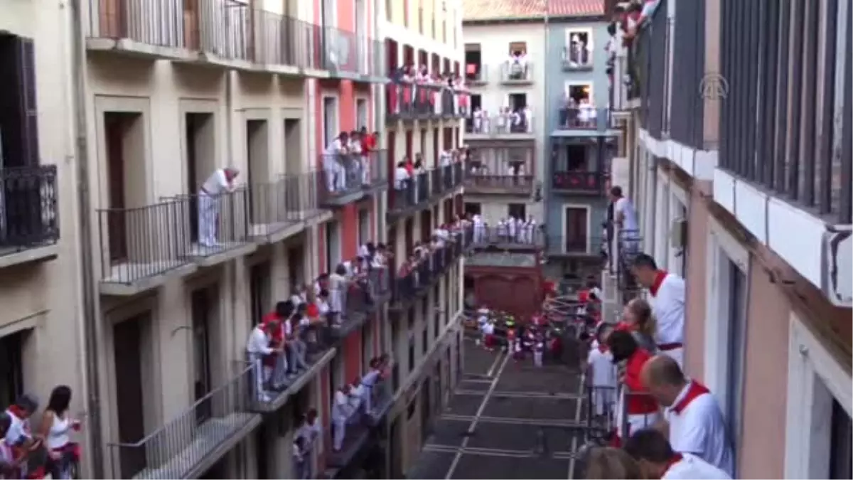 San Fermin Festivali\'nde Tehlikeli Koşu - Pamplona