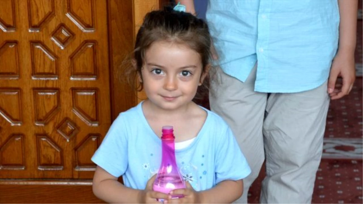 Şehidin 3 Yaşındaki Kızı, Babasının Mevlidinde Gül Suyu Dağıttı