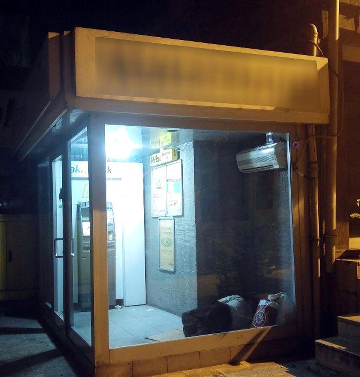Sıcaklardan Bunaldı, Klimalı ATM\'de Uyuyakaldı