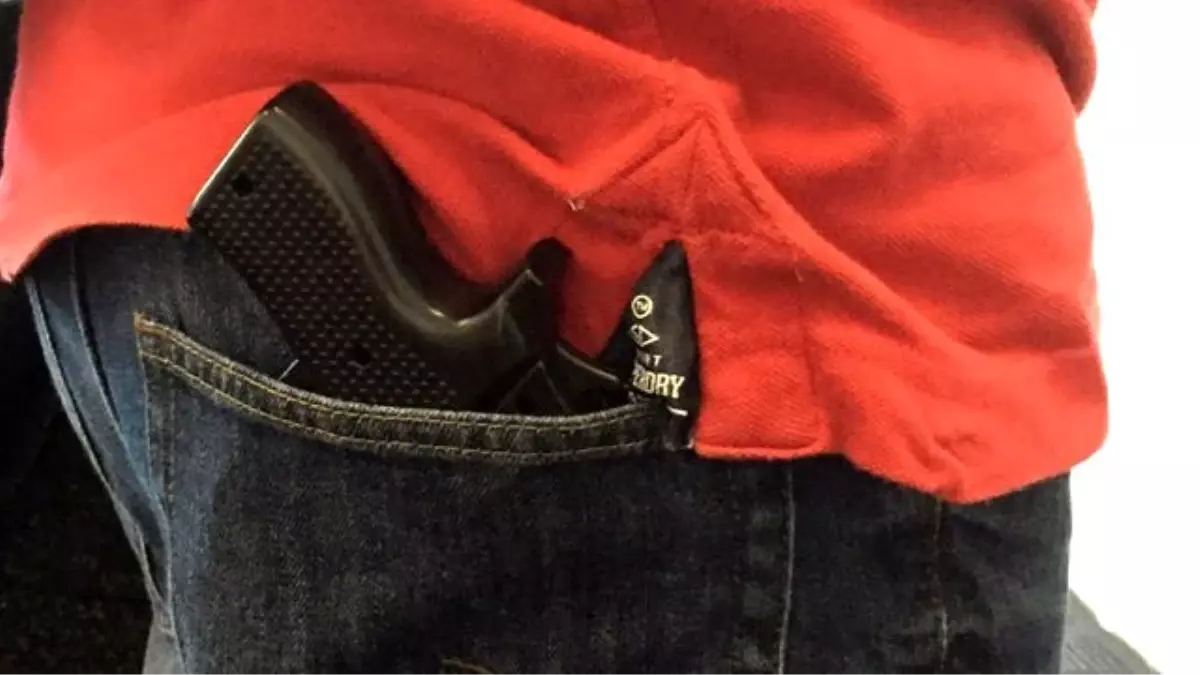 Silah Görünümlü Telefon Kabı Havaalanını Karıştırdı