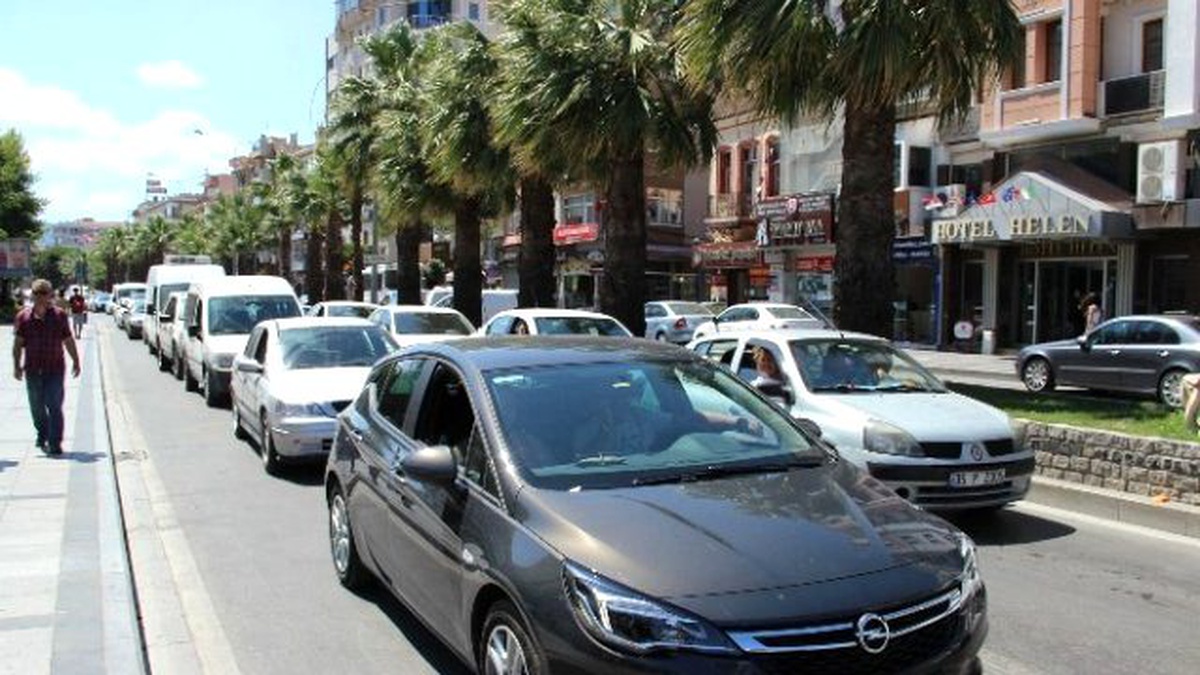 Tatilciler Dönüşe Geçti, Feribotta Kuyruklar Oluştu