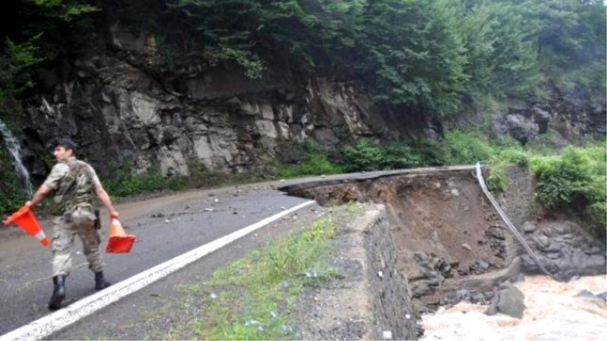 Trabzon\'da Aşırı Yağış Etkili Oldu, Çamur Temizlemeye Çalışan Kadın Düşerek Öldü
