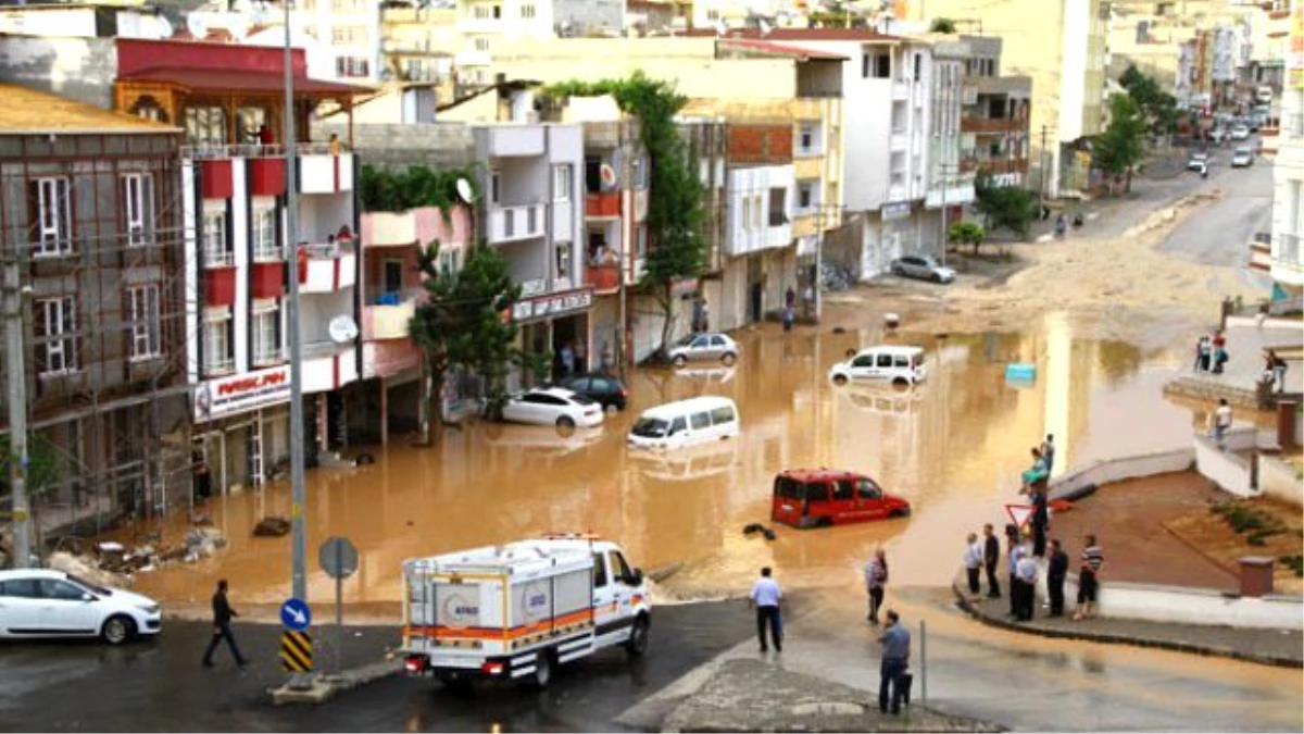 Türkiye Sel Felaketiyle Boğuşuyor! Kayseri\'de Kaldırım Taşları Söküldü