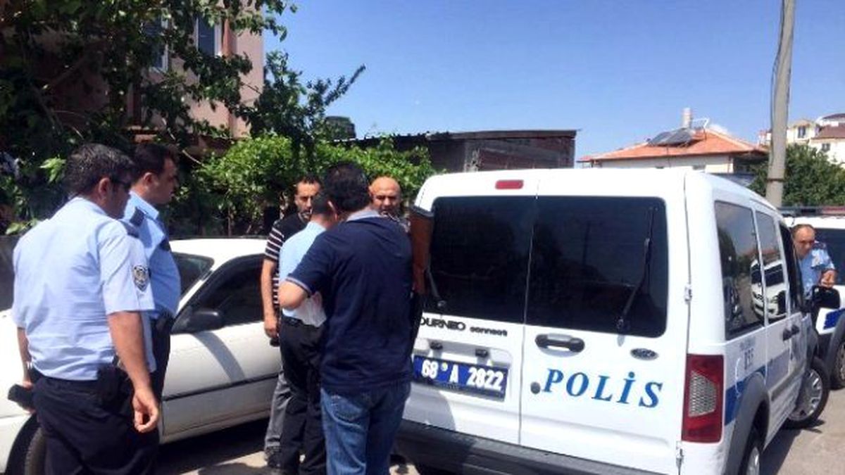 Üvey Kardeşiyle Kavga Edip Tüfekle Kendini Eve Kilitledi