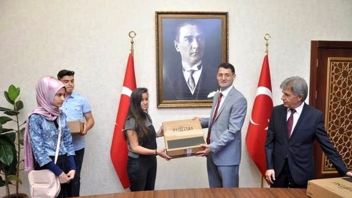 Vali Haktankaçmaz\'dan Başarılı Öğrencilere Ödül