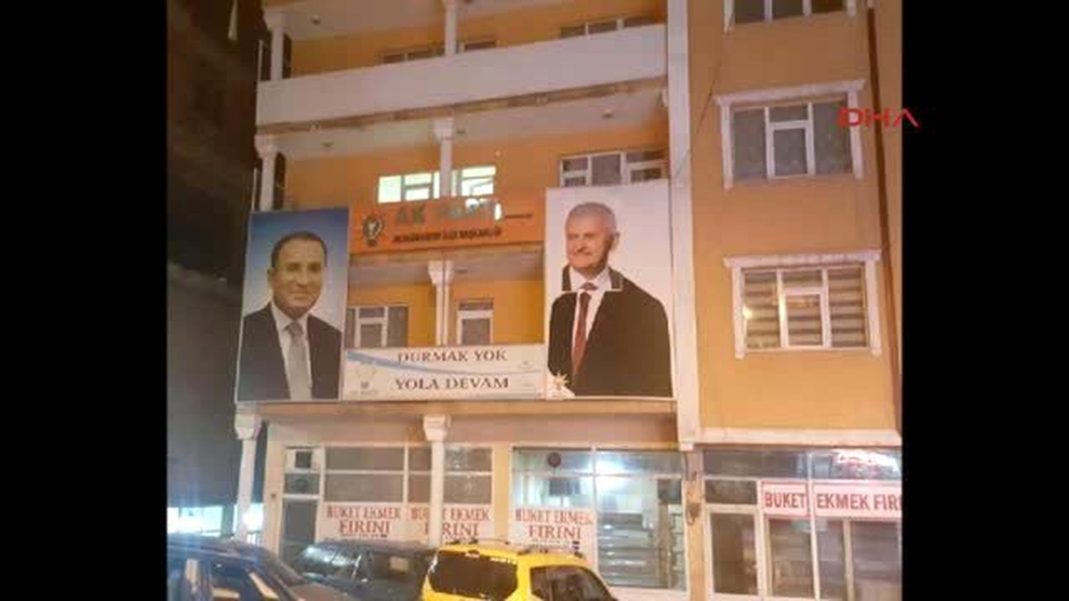 Davutoğlu\'nun Fotoğrafının Üzerine Başbakan\'ın Fotoğrafı Yapıştırıldı