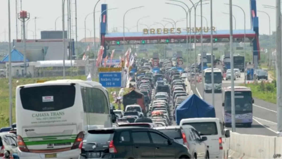 12 Kişi Trafikte Beklerken Yaşamını Yitirdi