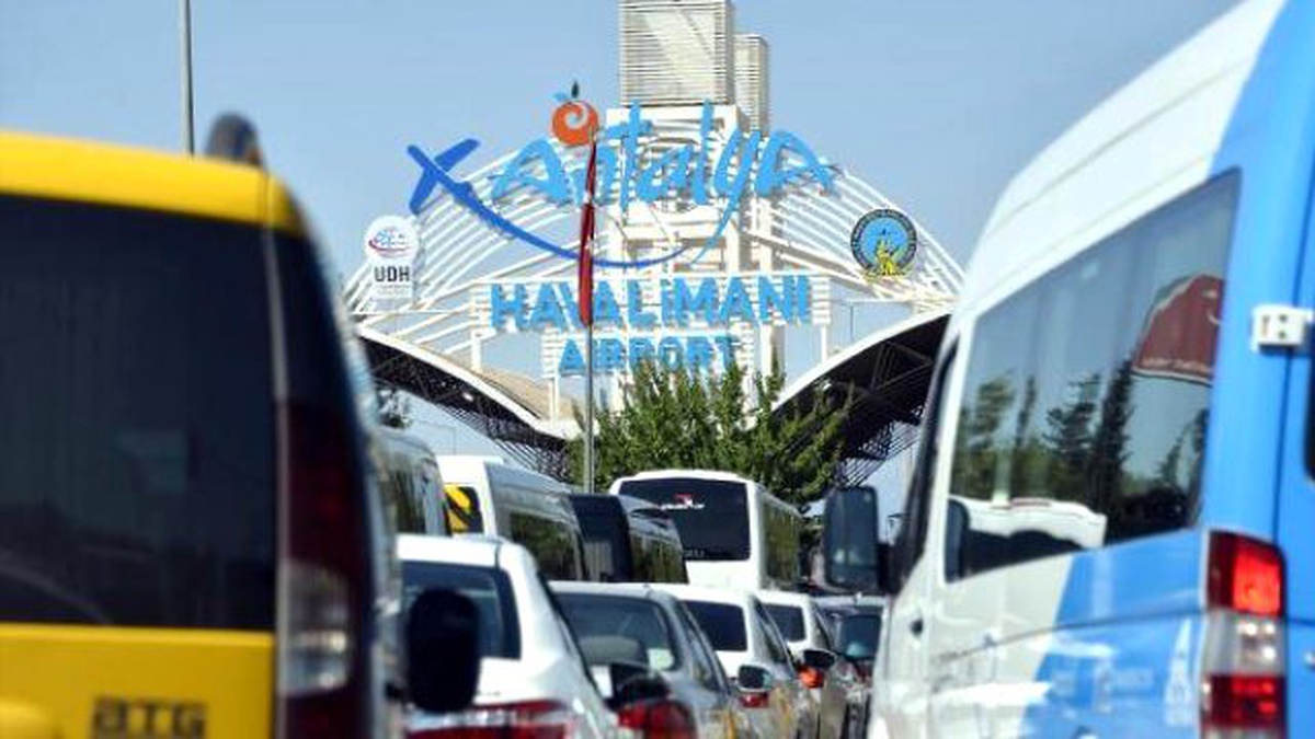 Antalya\'da Havalimanı Yolunda Dönüş Kuyruğu