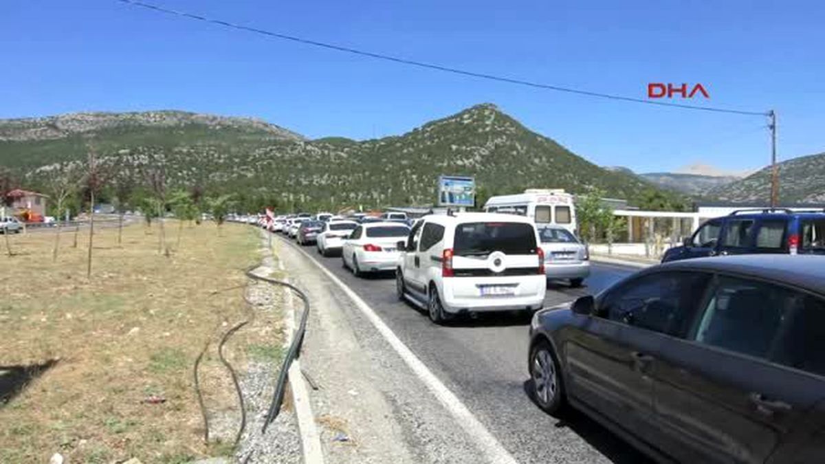 Antalya\'da Havalimanı Yolunda Dönüş Kuyruğu