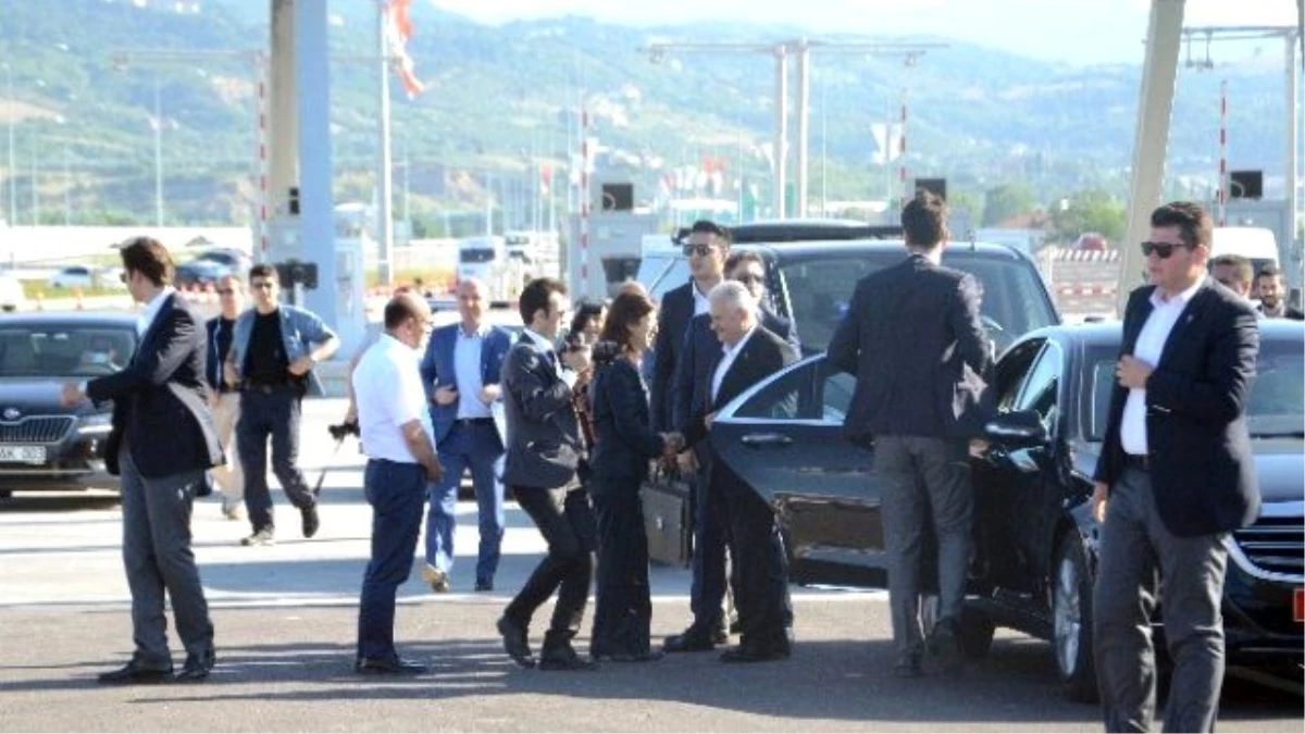 Başbakan Binali Yıldırım, Osmangazi Köprüsü\'nde Basın Mensupları ile Buluştu