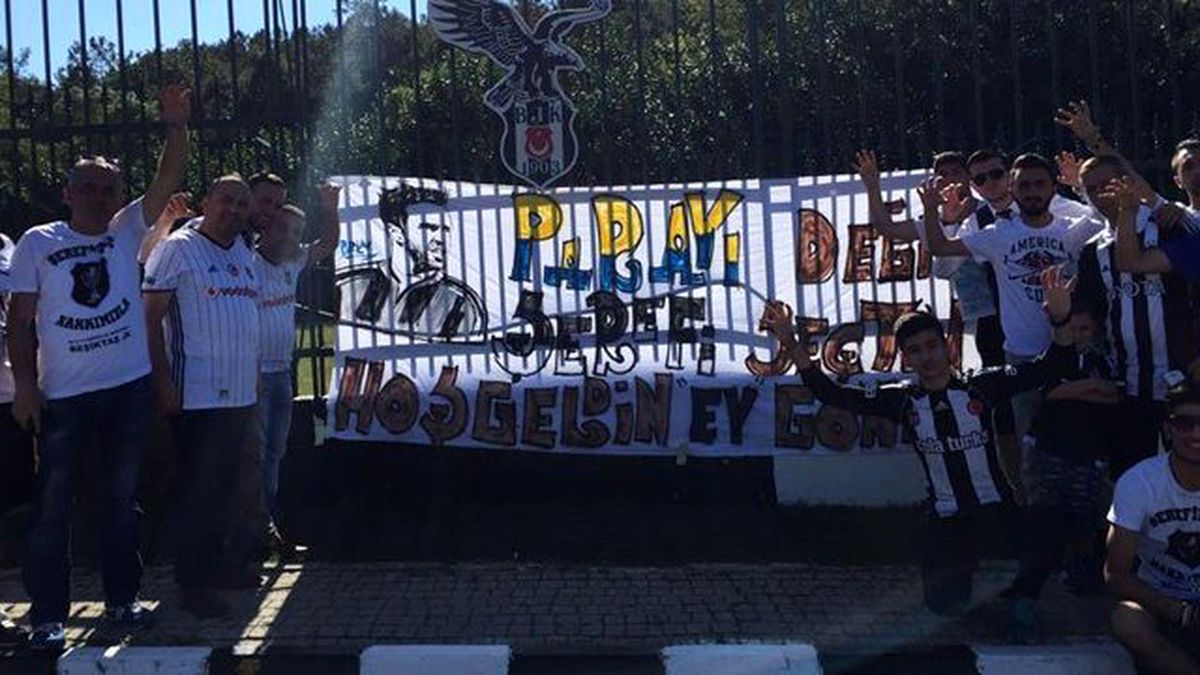 Beşiktaşlı Taraftarlar, Gökhan Gönül İçin Pankart Hazırladı