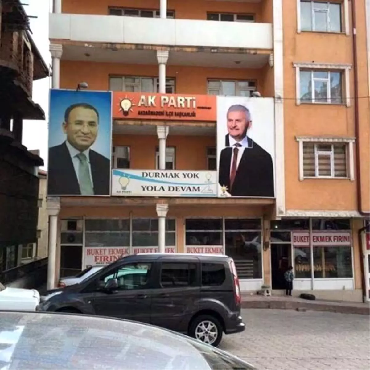 Fotomontaj Afiş, Adalet Bakanı Bekir Bozdağ\'ın Talimatı ile Kaldırıldı