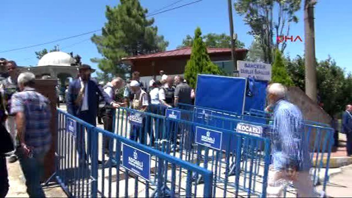 Kocaeli Başbakan Binali Yıldırım Cumhurbaşkanı Başdanışmanının Ölen Annesinin Cenazesine Katıldı