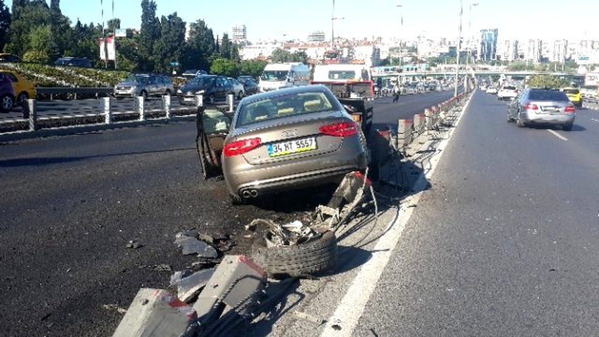 Kontrolden Çıkan Otomobil Otomobil, Metrobüs Yoluna Daldı: 3 Yaralı