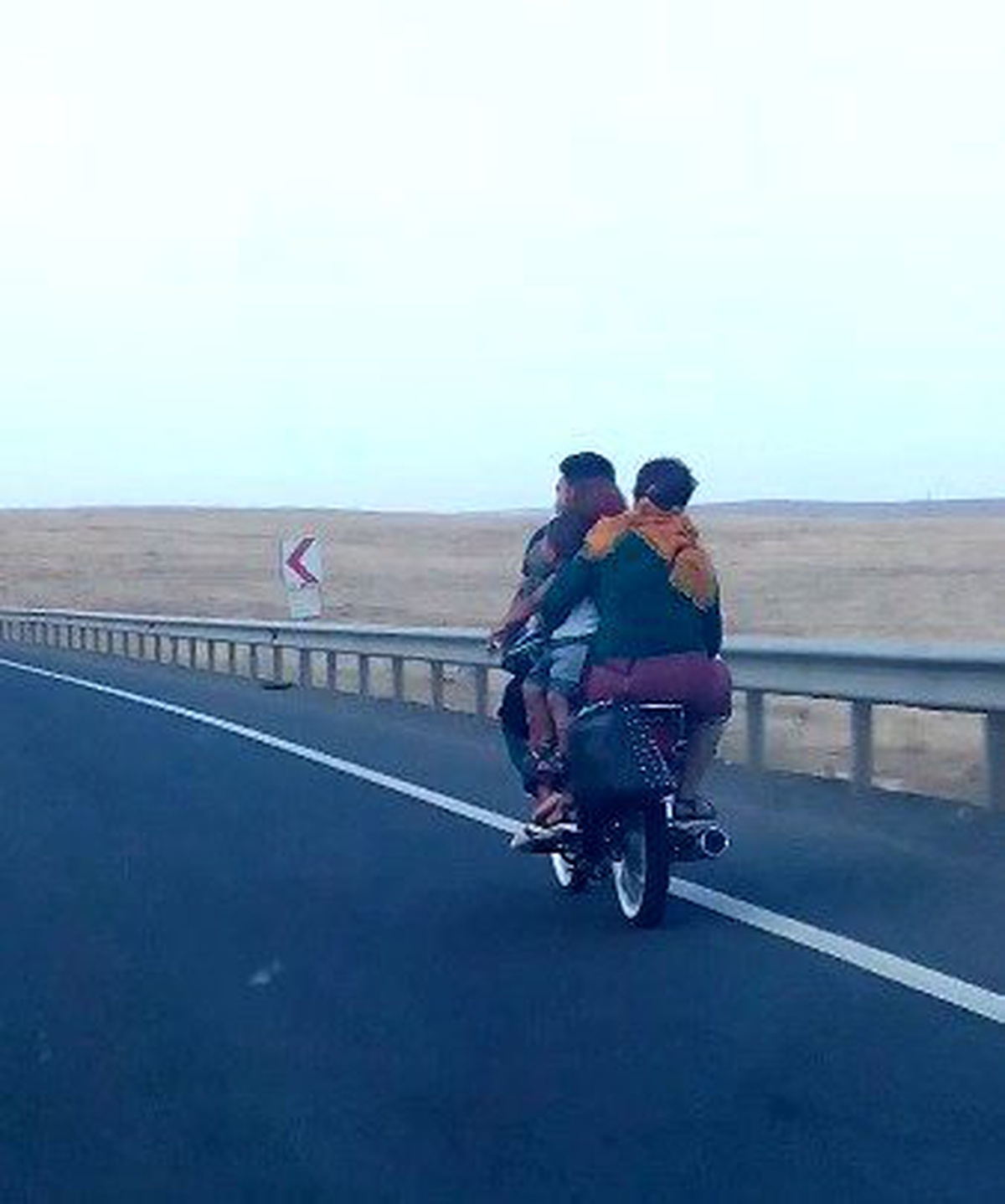 Motosiklet Üzerinde Tehlikeli Yolculuk