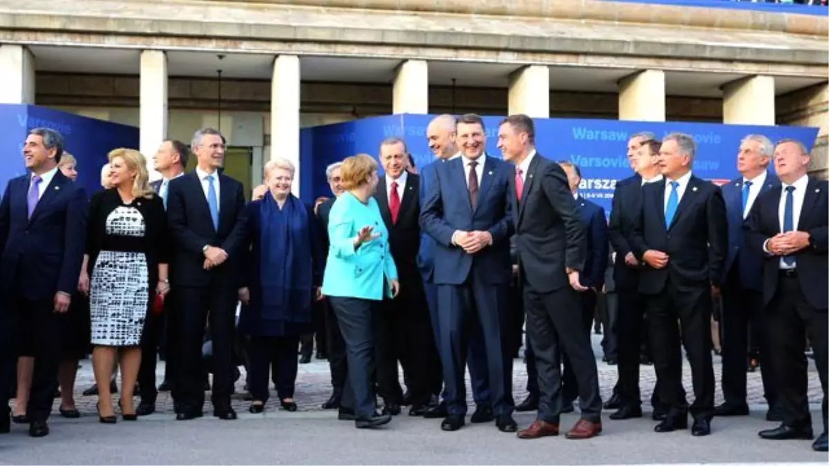 NATO Zirvesine Katılan Liderler Otobüslerle Yemeğe Taşındı