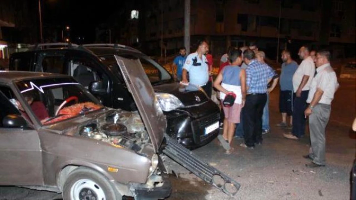 Nazilli\'de Kavşakta İki Araç Çarpıştı: 7 Yaralı