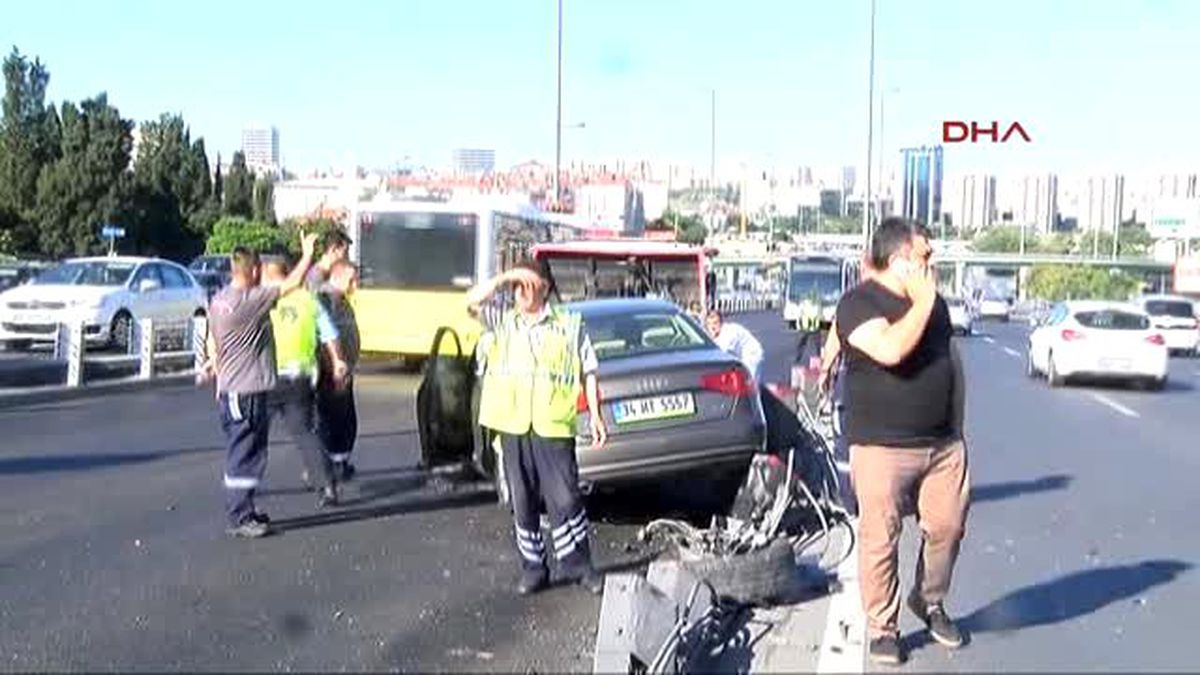 Otomobil Metrobüs Yoluna Daldı. Seferler Kontröllü Olarak Yapıldı