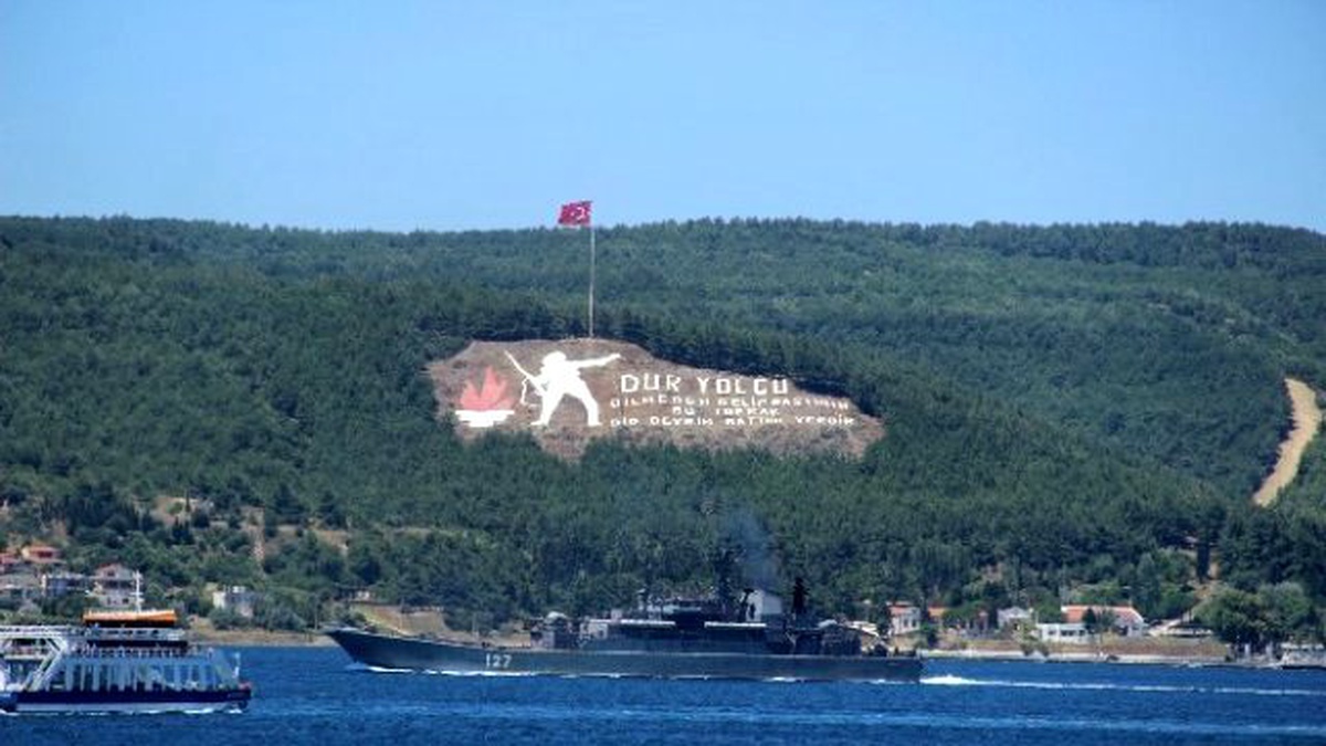 Rus Savaş Gemisi Çanakkale Boğazı\'ndan Geçti