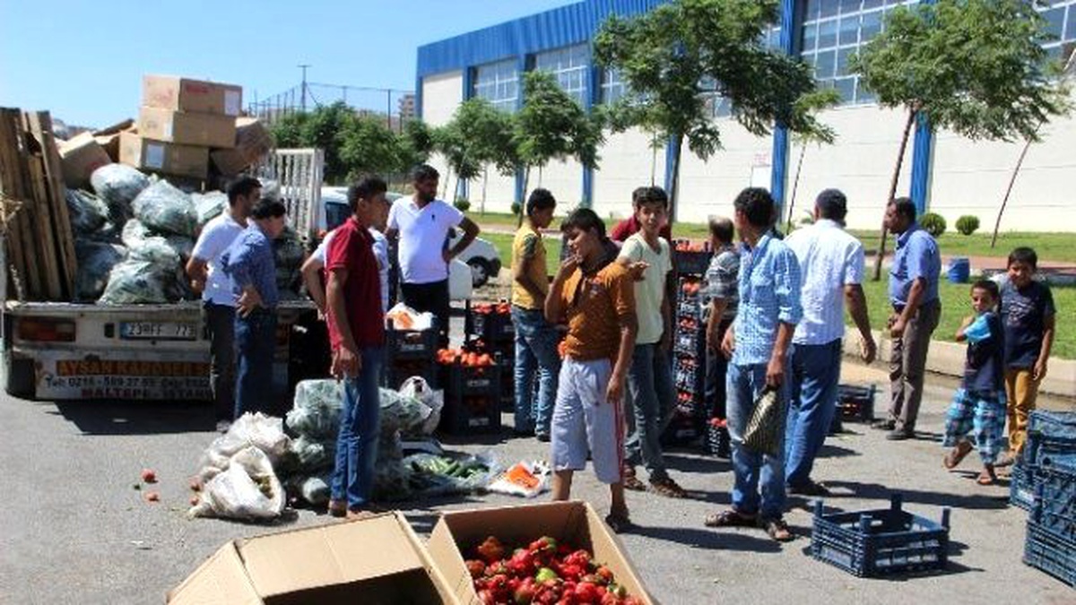 Şanlıurfa\'da Hal Kapalı Olduğu İçin Sebze ve Meyve Kara Borsaya Düştü