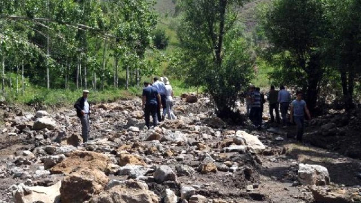 Yüksekova\'nın Keçeli Köyünü Sel Vurdu