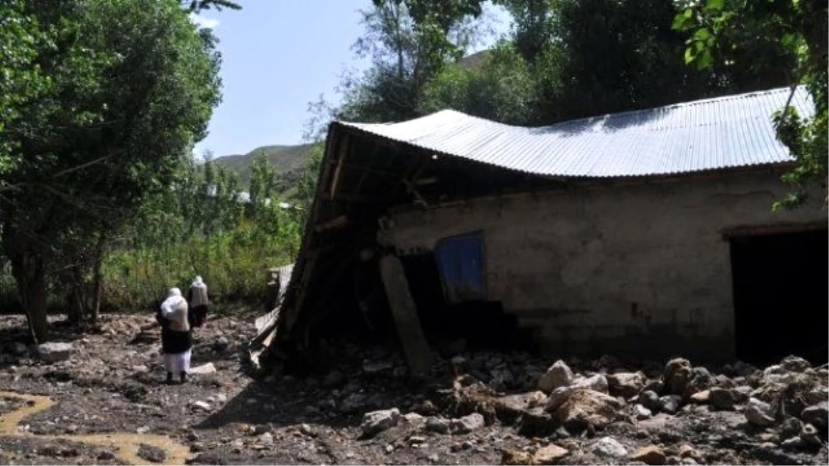Yüksekova\'nın Keçili Köyünü Sel Vurdu