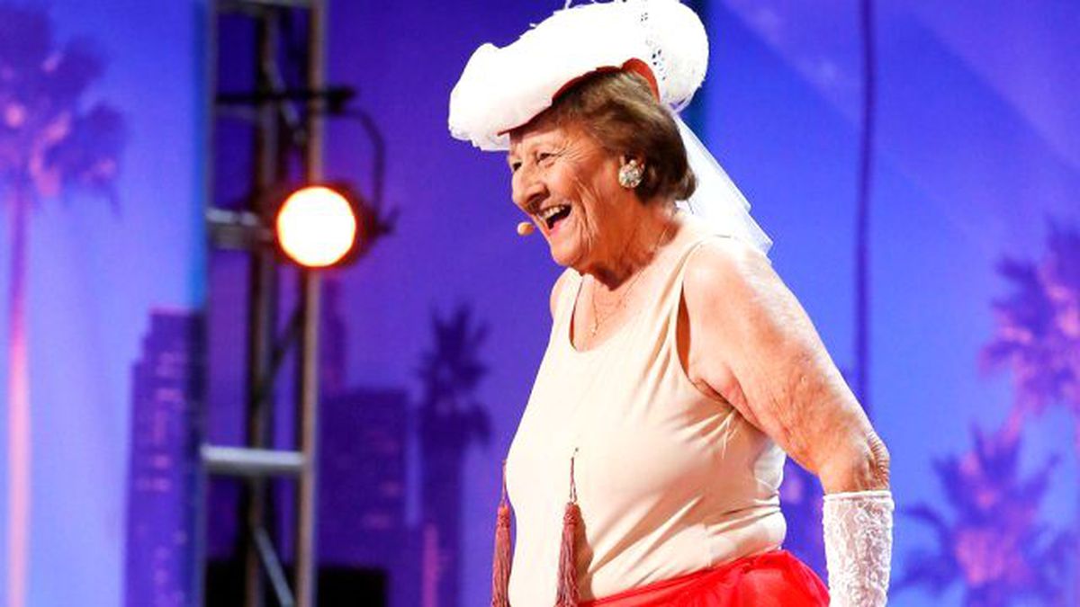 90 Yaşındaki Kadın Striptiz Yaptı