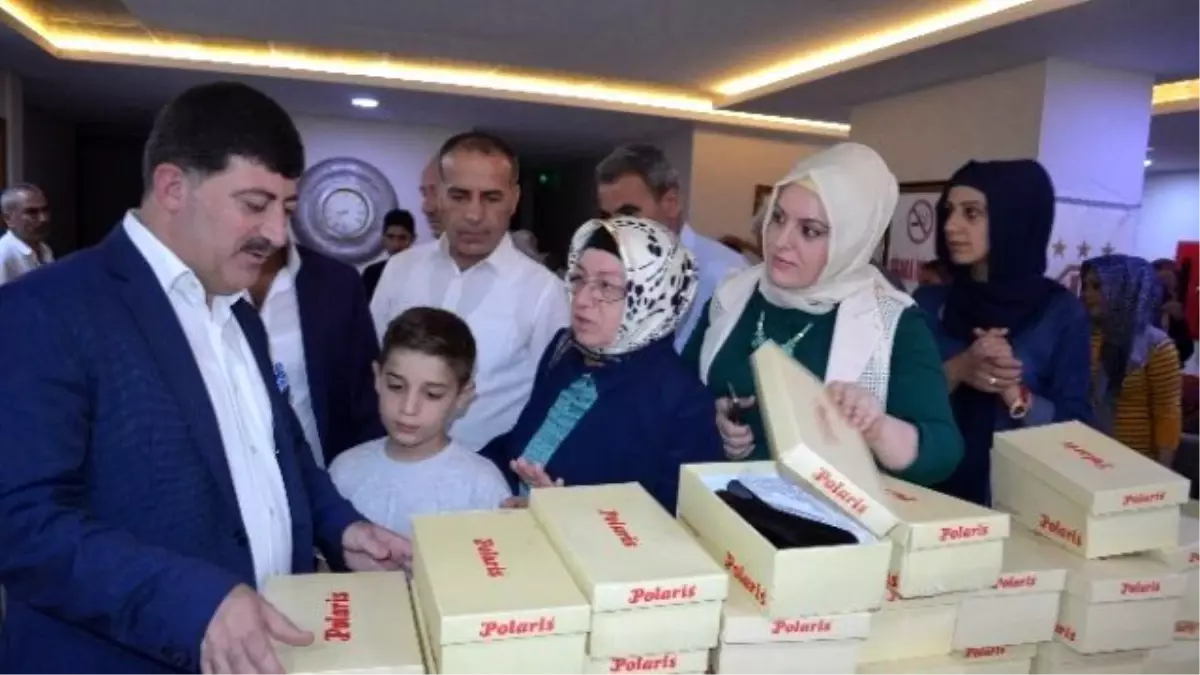 AK Parti İl Başkanı Akar, Terör Mağduru Çocukları Giydirdi