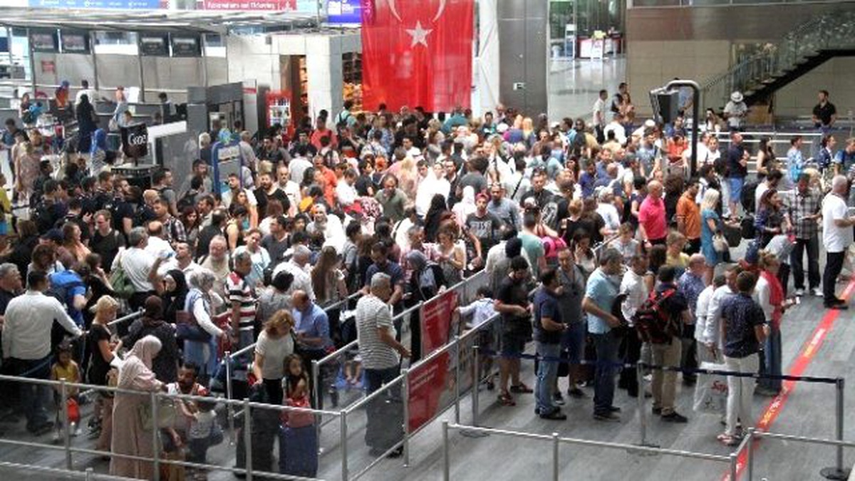 Bayram Dönüşü Havalimanında Gurbetçi Yoğunluğu