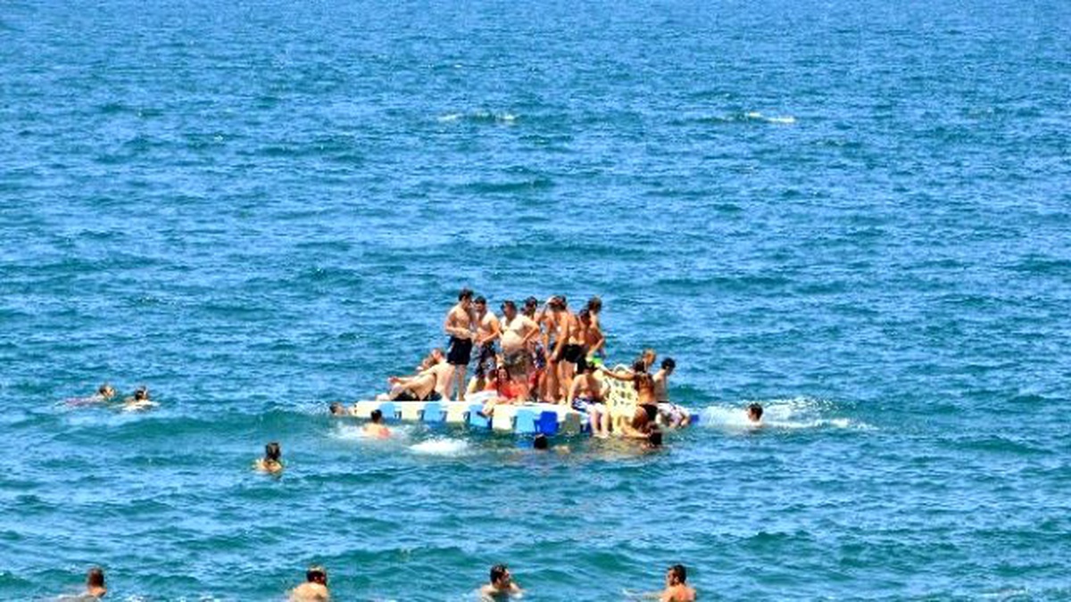 Bayram Tatilinin Son Günü Plajda Boş Yer Kalmadı
